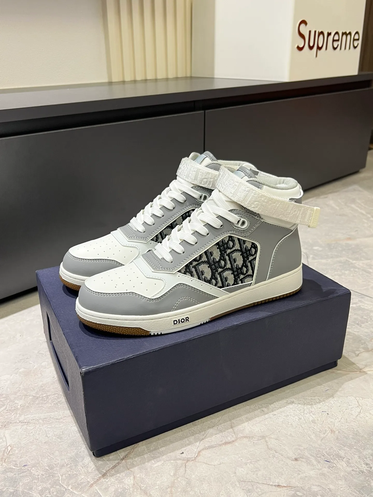 Men's shoes 💰p460 "Dio*" mid-top B27 casual sneakers. This B27 high-top sneaker is a new product in the series and continues Di*r's classic style. Crafted from gray and white smooth calf leather with beige and black Oblique print panels on the sides. The "CD Icon" shaped shoelace eyelets are clever and delicate, and the two-color rubber sole, rear collar and heel are all equipped with the brand's iconic details to enhance the style. Oblique printed straps at the ankle allow for an adjustable fit to complement the overall design. Fashionable and versatile, it can complement any look. Create an exquisite design with unique dynamic vitality and modern atmosphere, presented in low-top and high-top styles. This new must-have shoe adds a new dimension to Dior's archive heritage, embodying modern elegance. Purchase the original version and make it 1:1. If you need top quality, please come to me! Male 38-44!